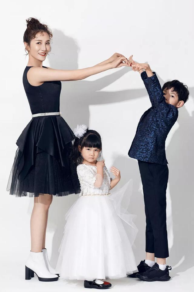 8岁儿子穿衣清爽帅气,跟妈妈反而更亲|杨烁|王黎雯|儿子_新浪新闻