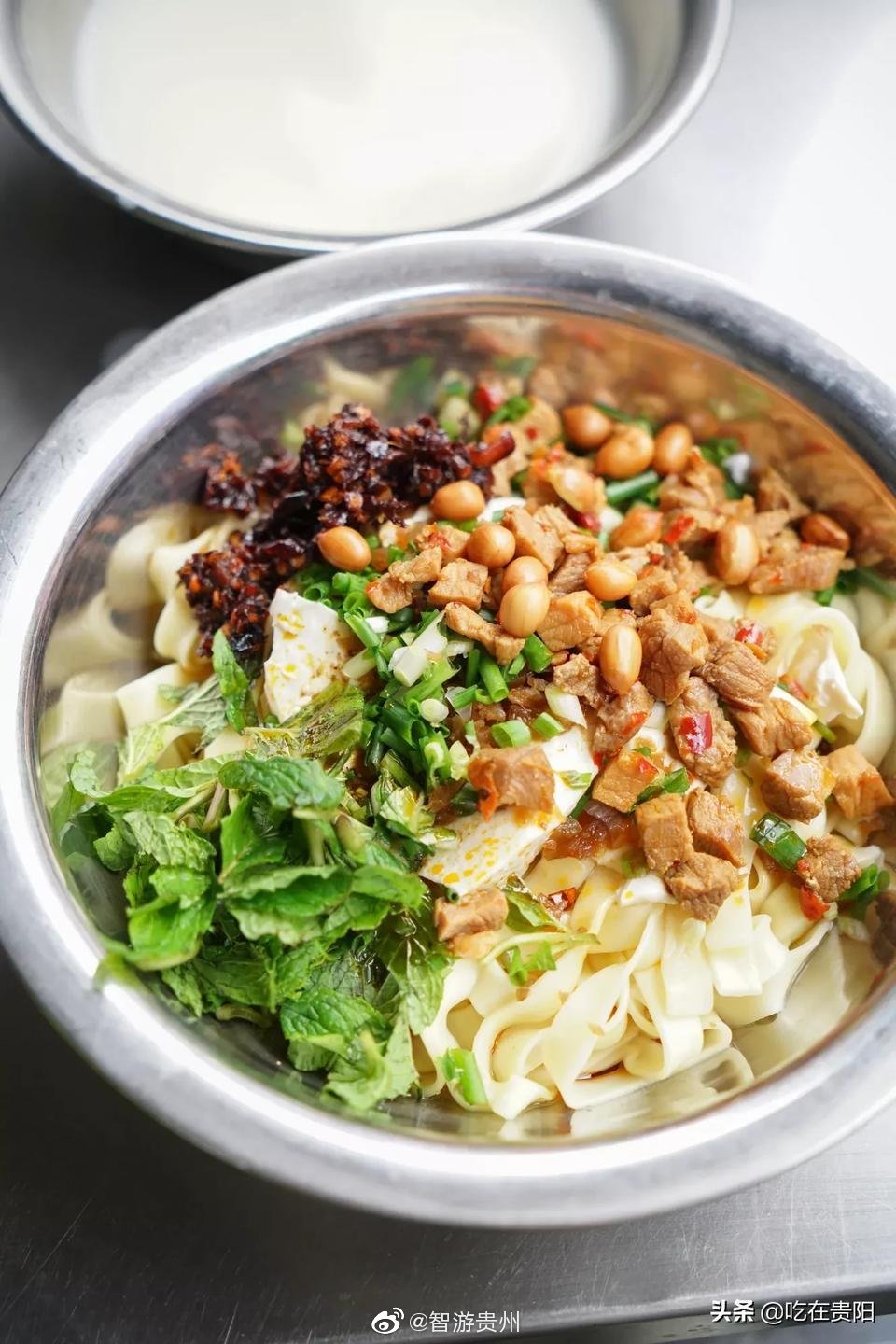 在贵阳除了牛肉粉之外,还有豆花面哦,加上花生米,薄荷,肉丁|牛肉粉|肉