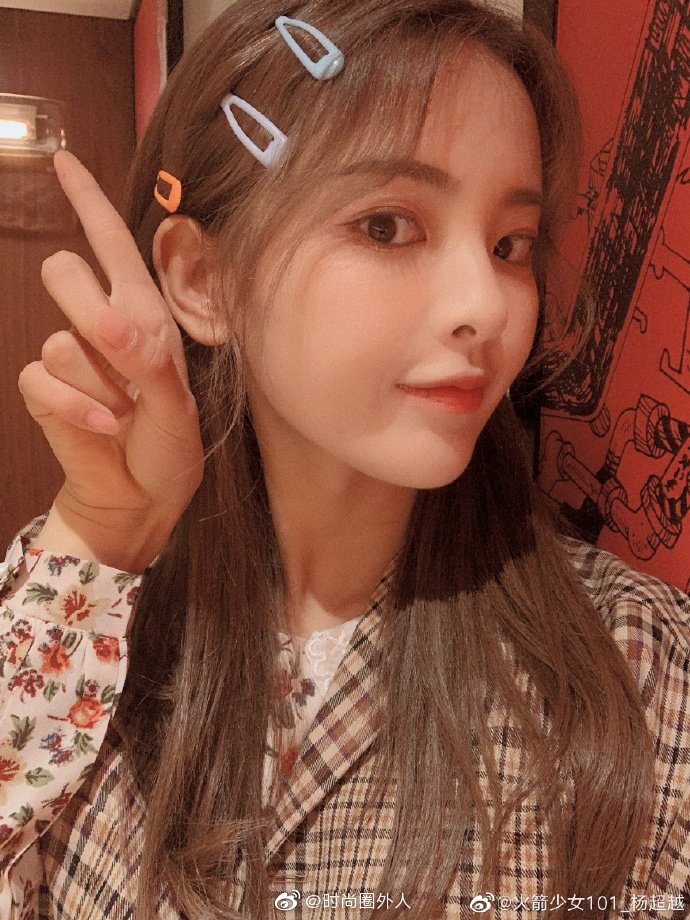 身穿碎花裙子搭配格子外套现身日本 清新甜美的美少女本尊了