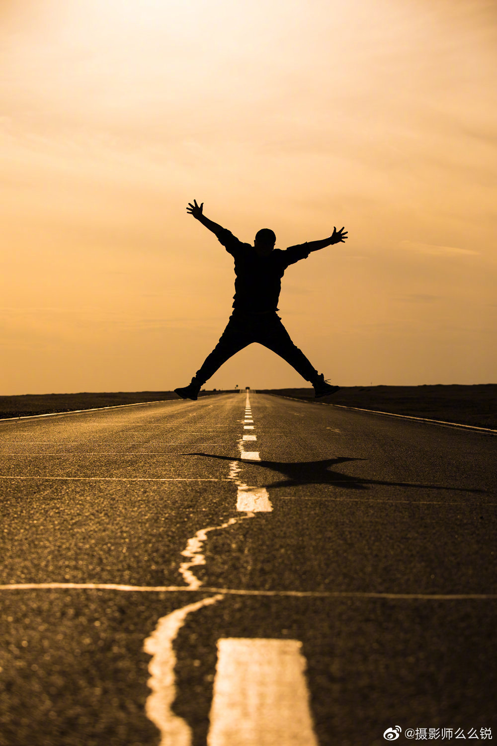 一个人一条路人在途中心随景动拍于敦煌雅丹魔鬼城