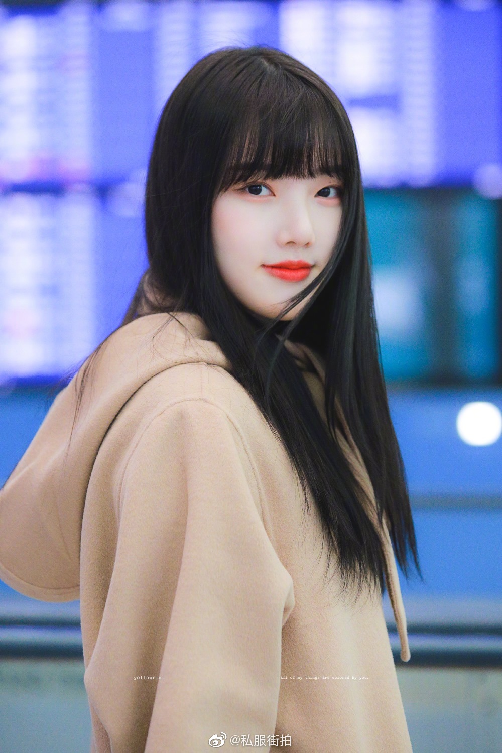 gfriend组合成员yerin191206身穿卡其色领结大衣现身机场