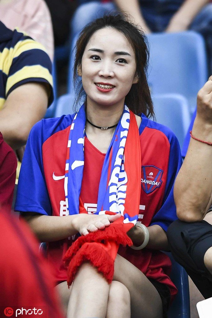 重庆vs恒大看台美女球迷云集
