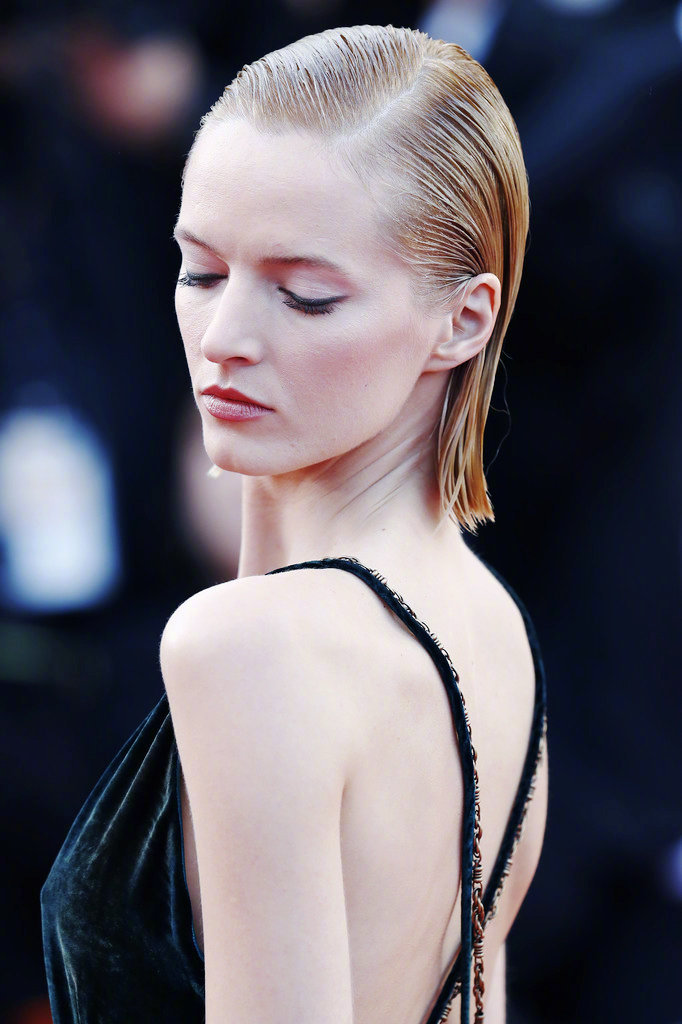 daria strokous 绿色丝绒吊带裙,这发型,这眼线,这唇色,这肩背