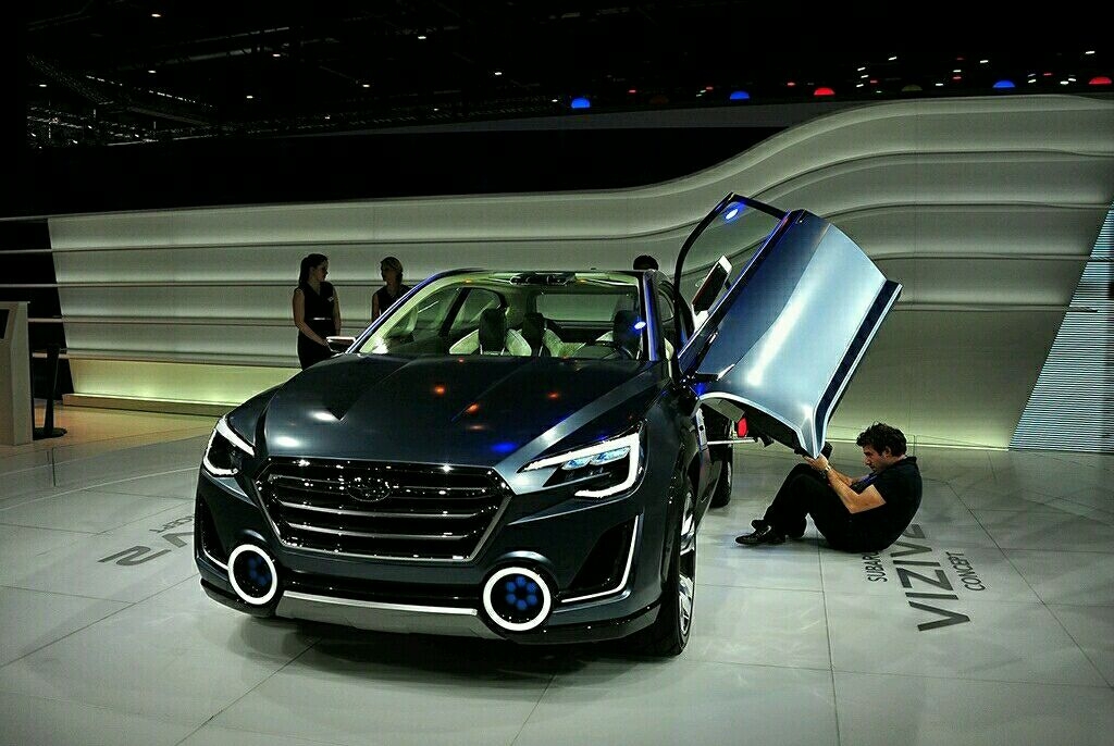 很强很夸张,这台日系suv让丰田都佩服,四驱混动加剪刀门