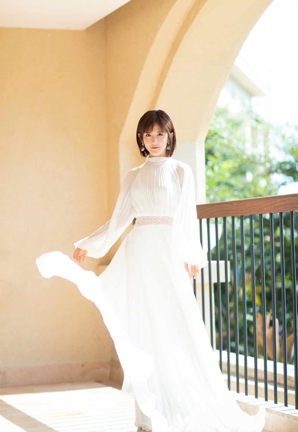 谢娜穿白色长裙秀身材,s曲线身形太完美,完全不像生过孩子