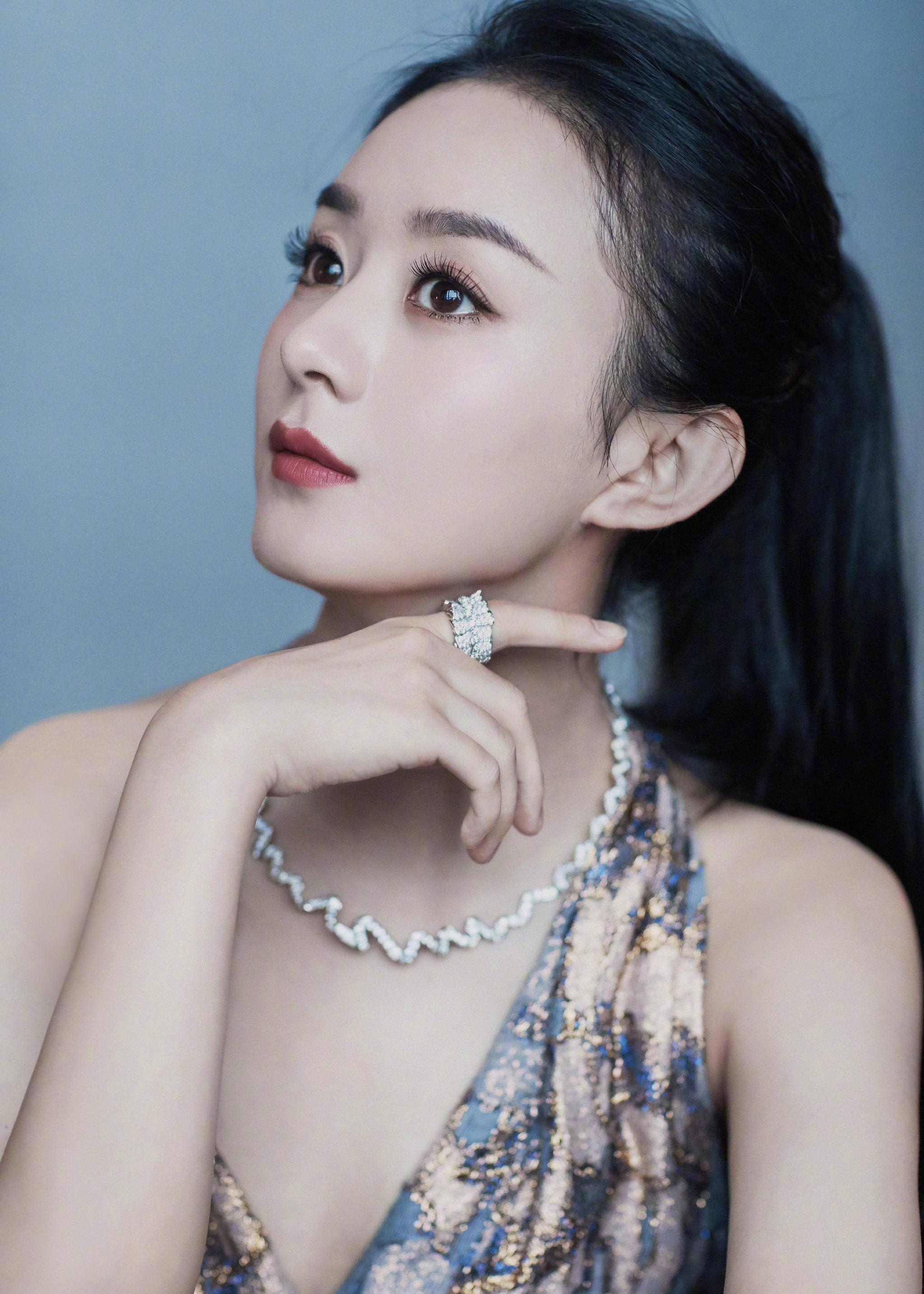 赵丽颖的最新活动美图来啦～复古风长裙气质典雅迷人