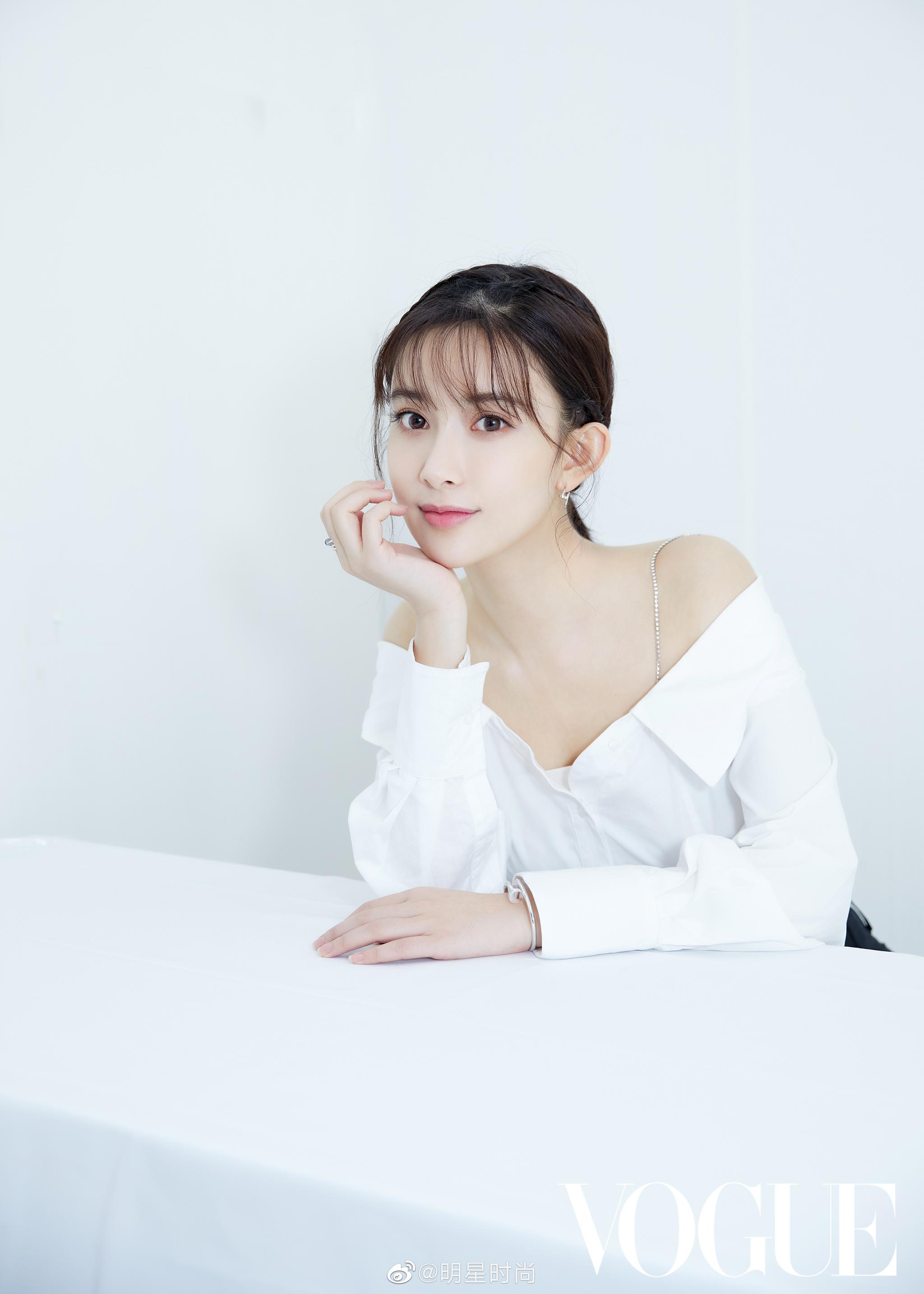 今日出席Vogue Salon的孟子义，露肩上衣小露天鹅颈，雅致裤装|孟子义|小露|裤装_新浪新闻