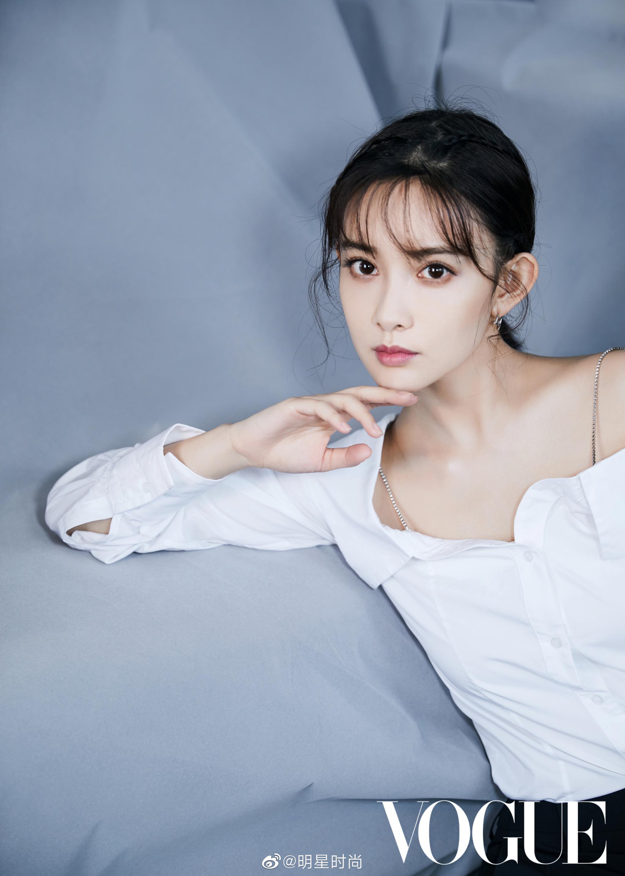 今日出席Vogue Salon的孟子义，露肩上衣小露天鹅颈，雅致裤装|孟子义|小露|裤装_新浪新闻