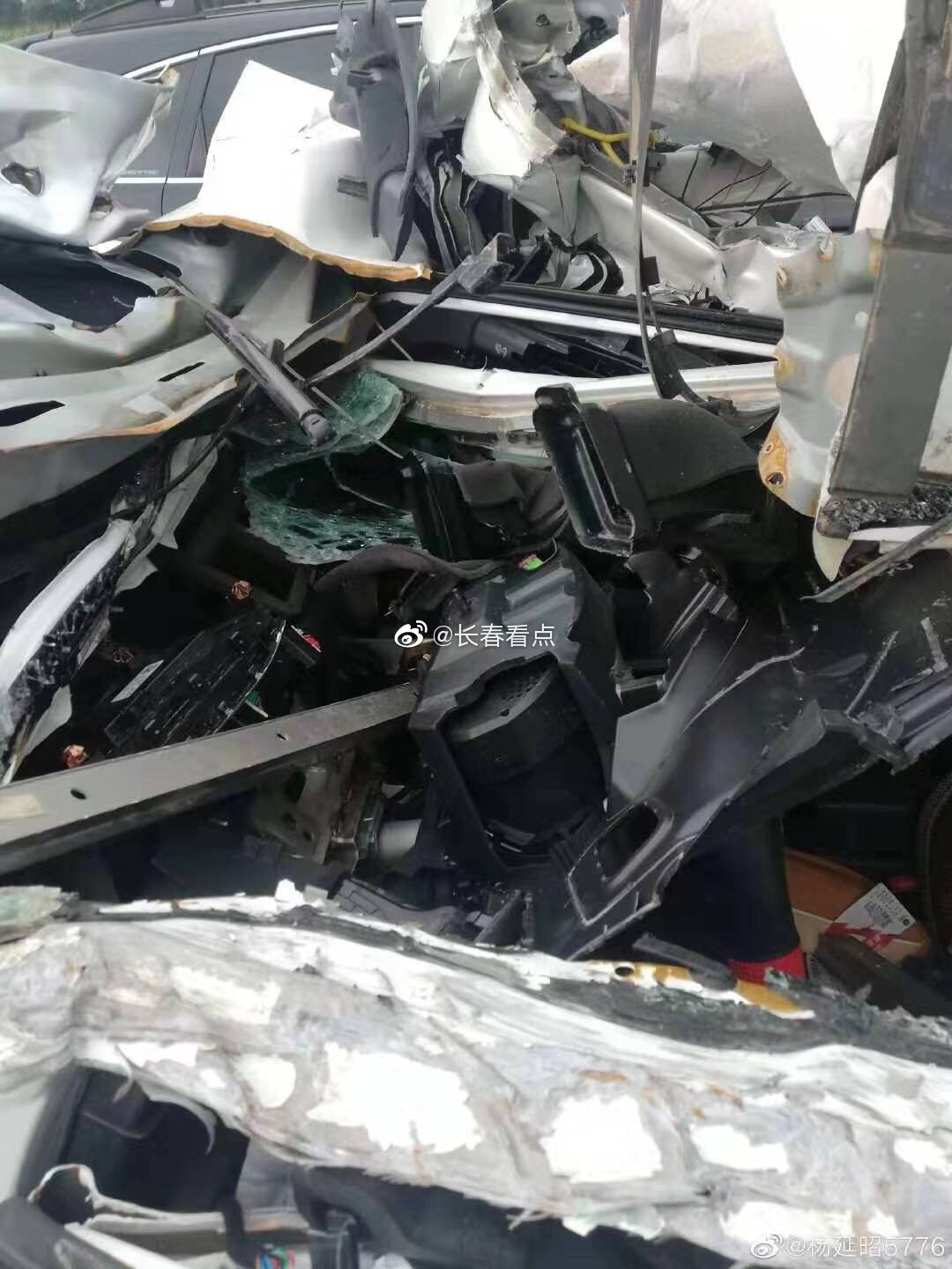 车辆惨不忍睹 气囊咋不弹呢