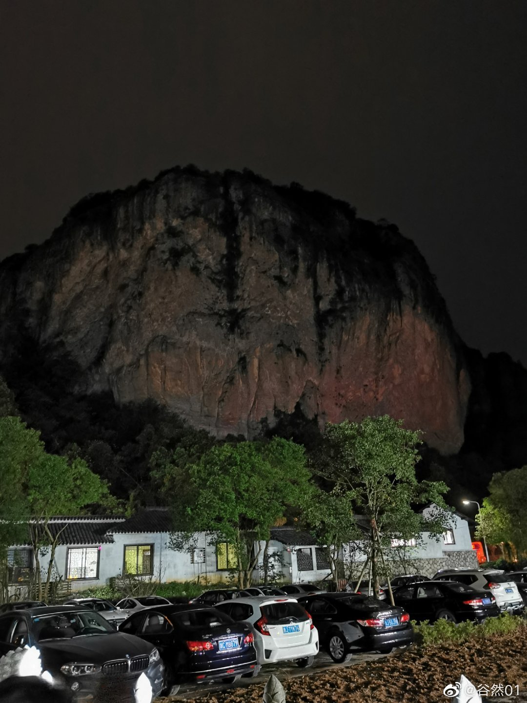 来雁荡山旅游住宿最佳的位置也是在灵峰夜景边的宾馆