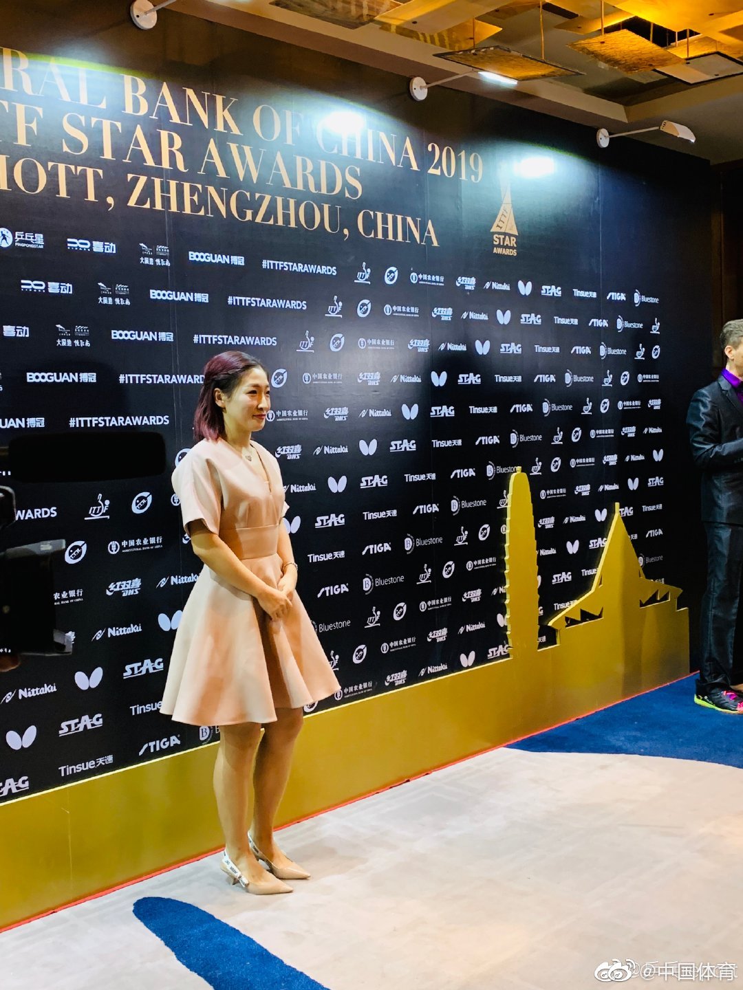 1 / 3  国际乒联球员颁奖盛典,刘诗雯裙装亮相刘诗雯说,自己的鞋4公分