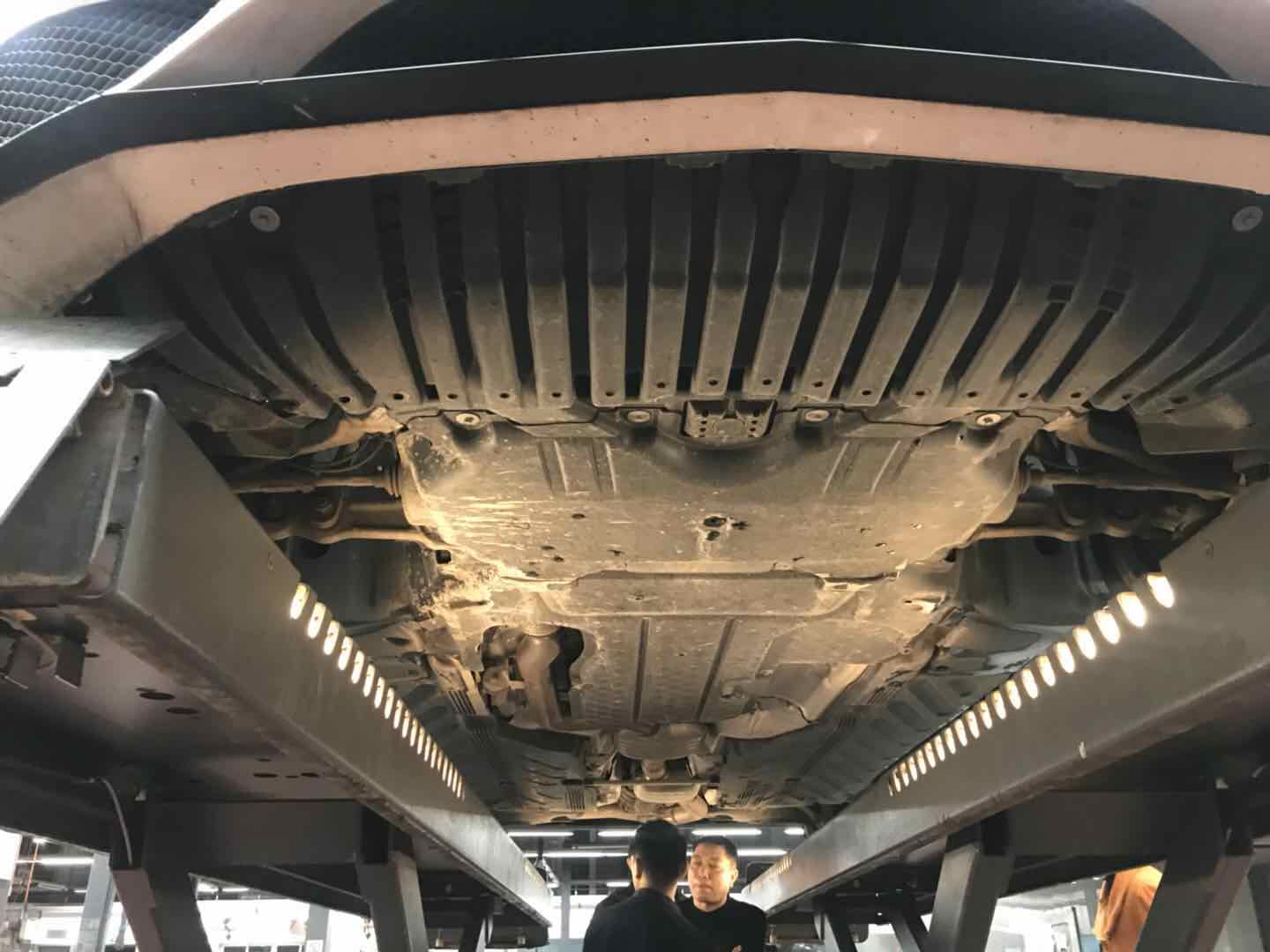 好车和普通家轿的区别就显现出来了,底盘被各类护板严密包裹保护着