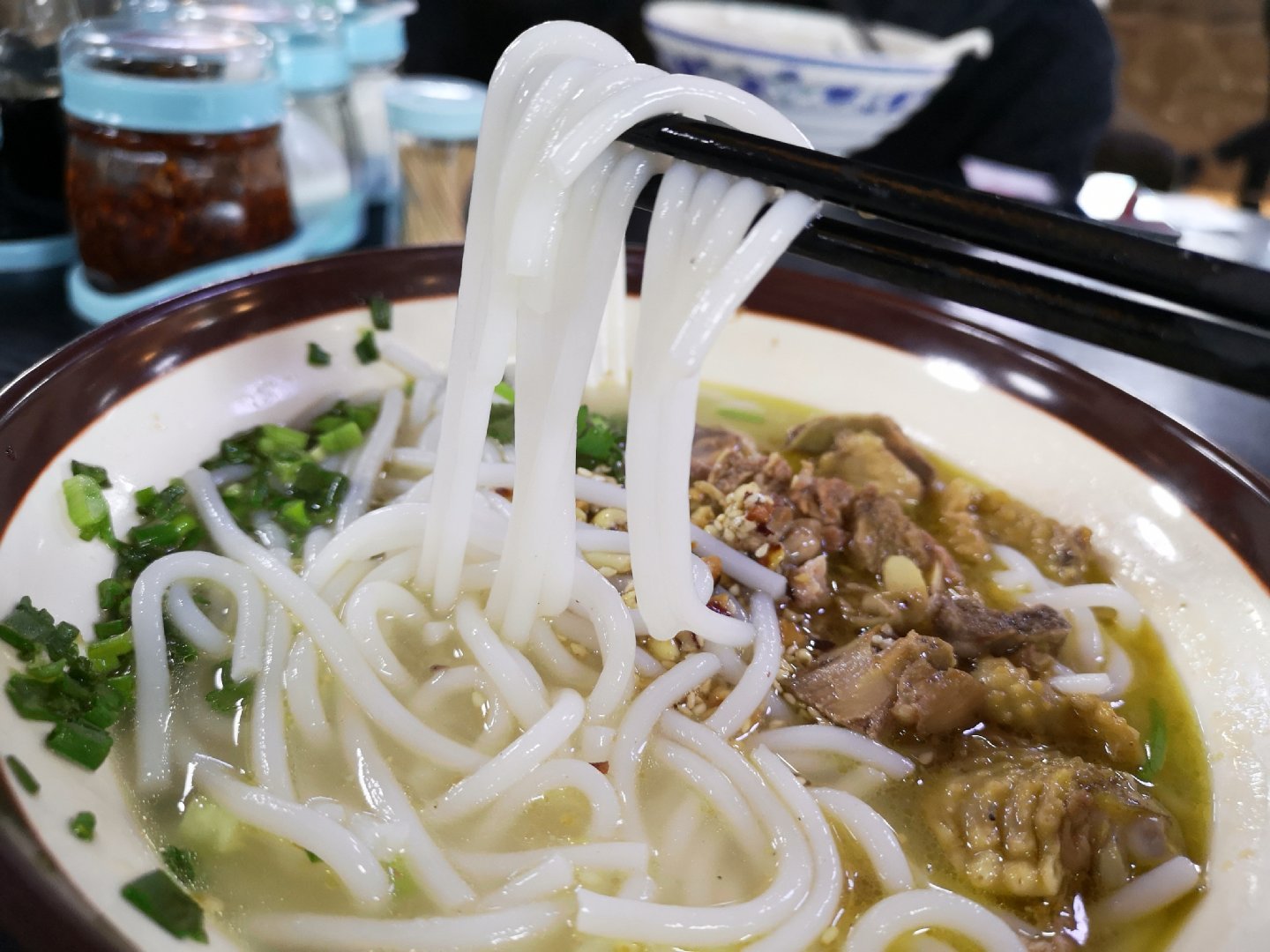 落地昆明,就着天边的云,吃一碗云南的土鸡米线.