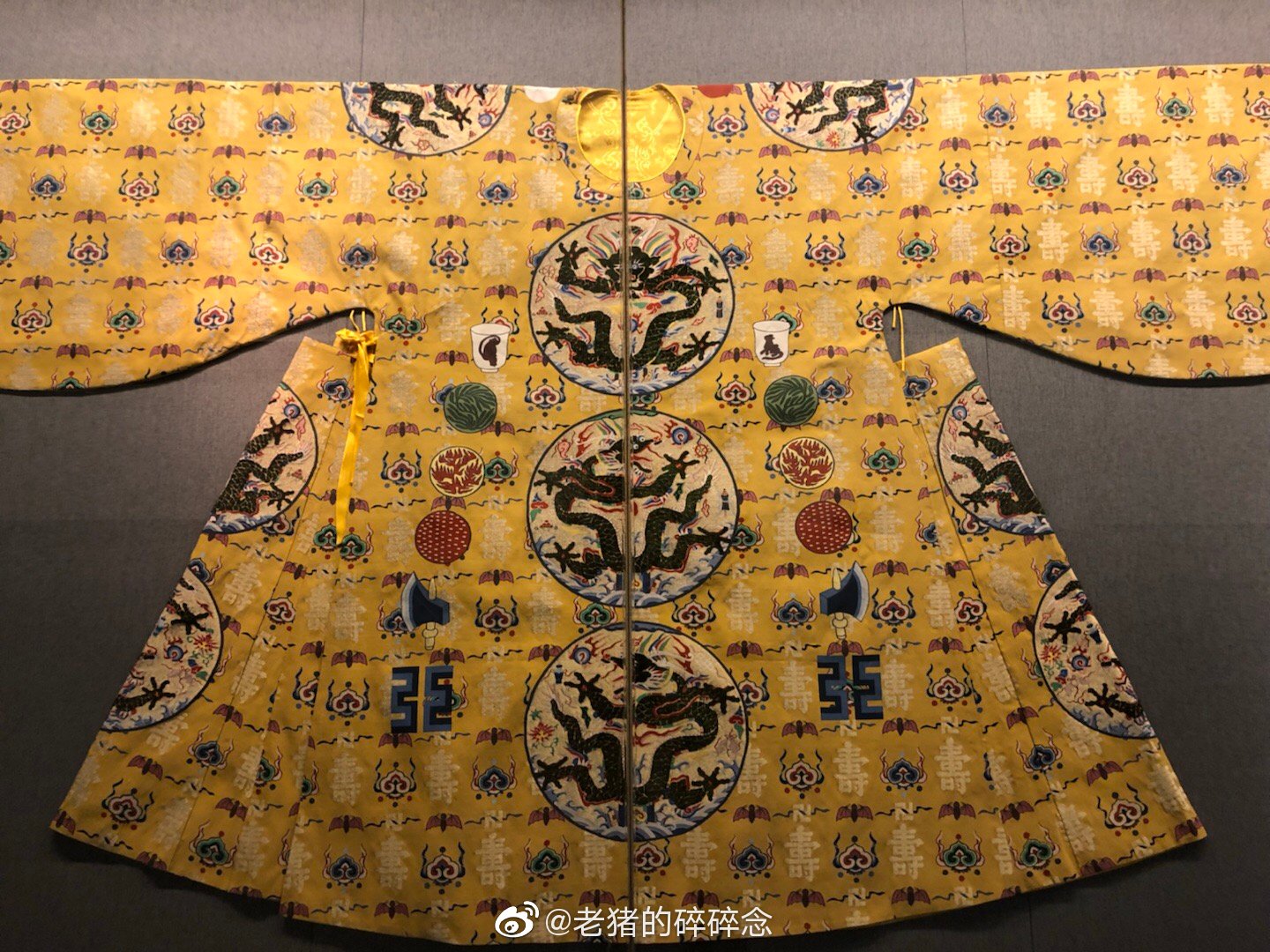 明万历帝缂丝十二章福寿如意衮服