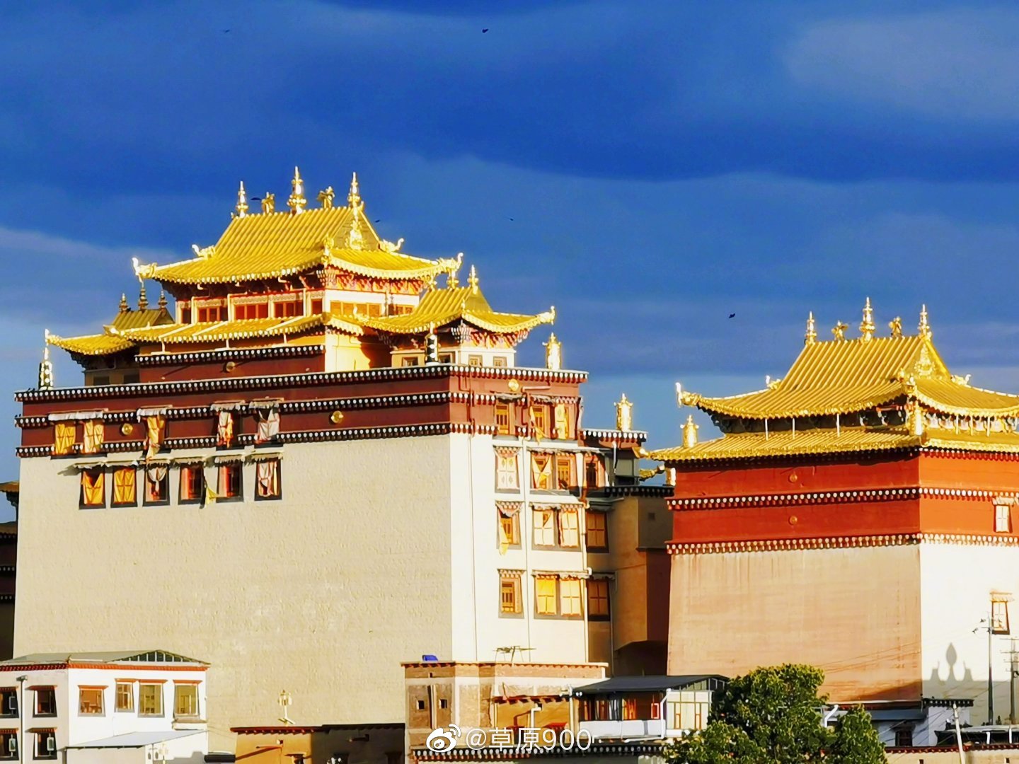 又来到香格里拉,对面夕阳西下时的松赞林寺,一派庄