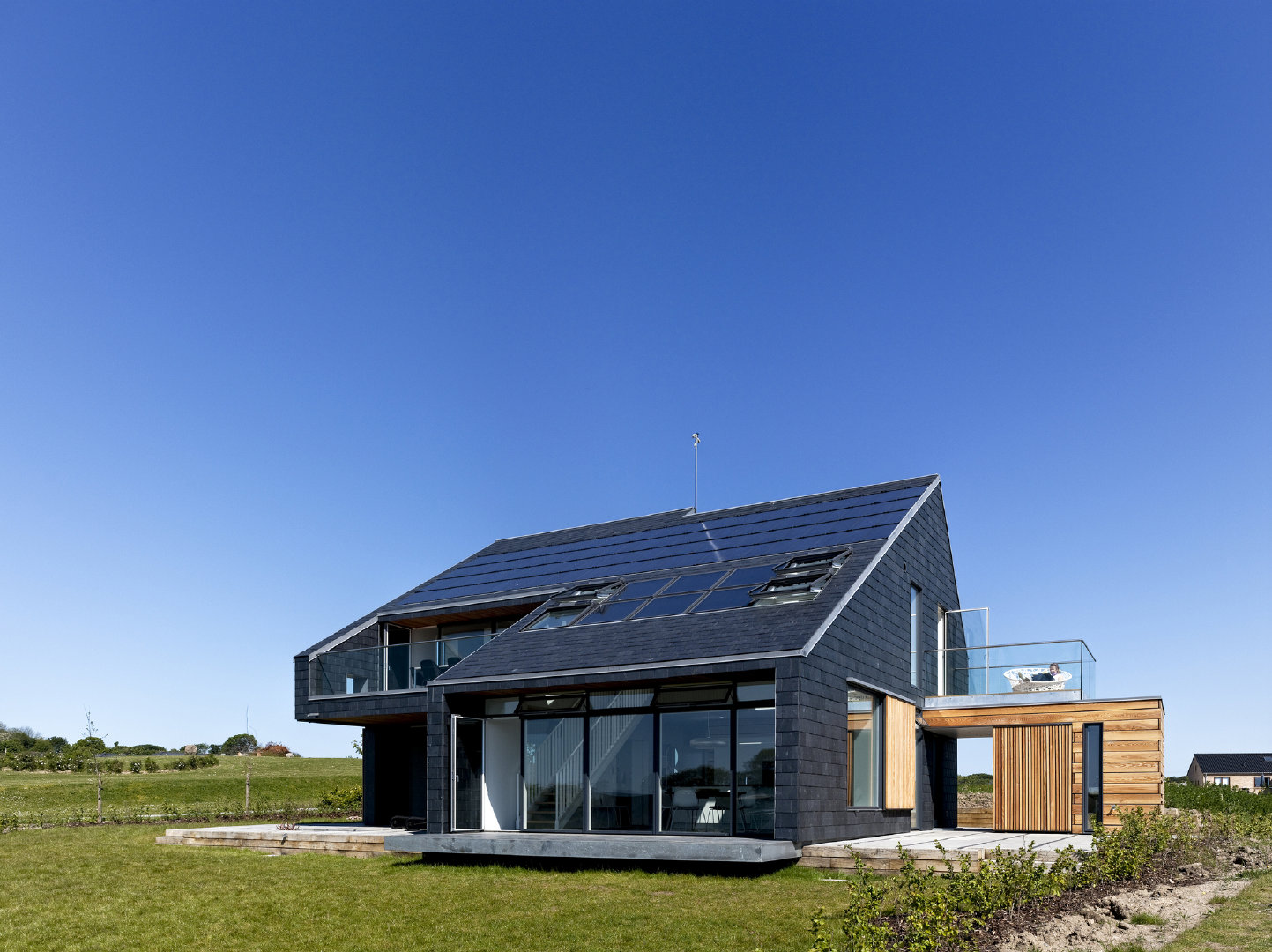 深色系的北欧乡村别墅,home for life aart architects