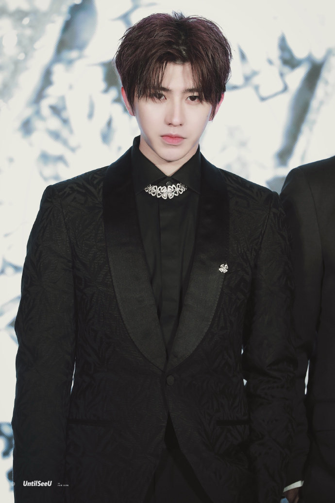 蔡徐坤北京出席品牌活动饭拍,黑色西装沉稳大气,帅气优雅