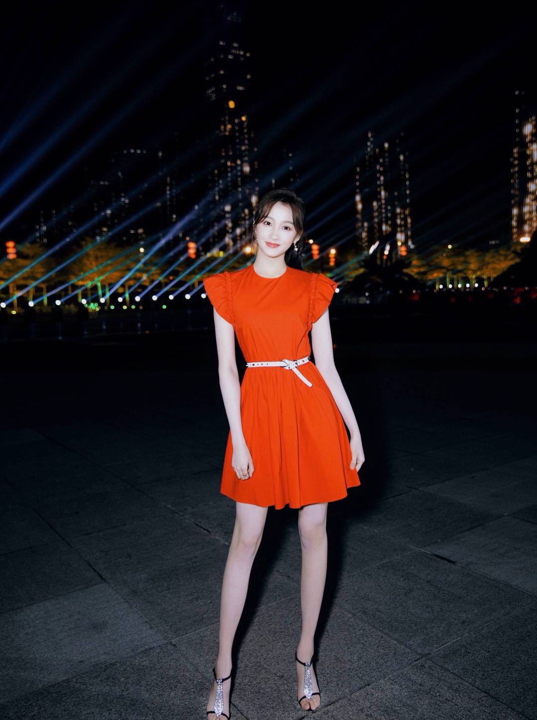 21岁关晓彤春晚献唱,穿中国红连衣裙,剪刘海后更美了!