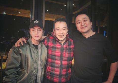 他老婆是个年轻漂亮的美女,而实际上这张照片的美女不是张晨光的妻子