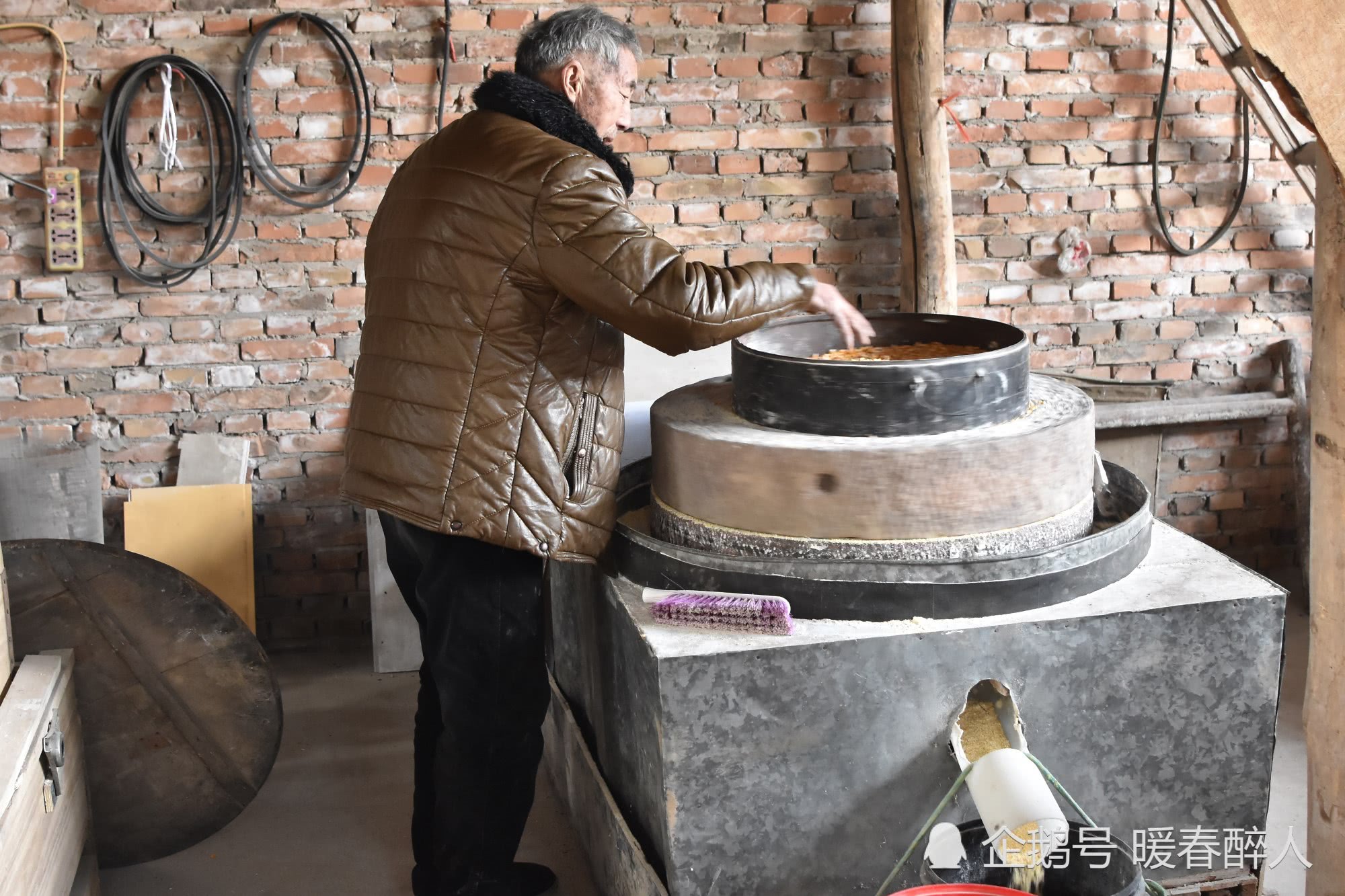 农村大爷常年用石磨盘磨面,啥原因