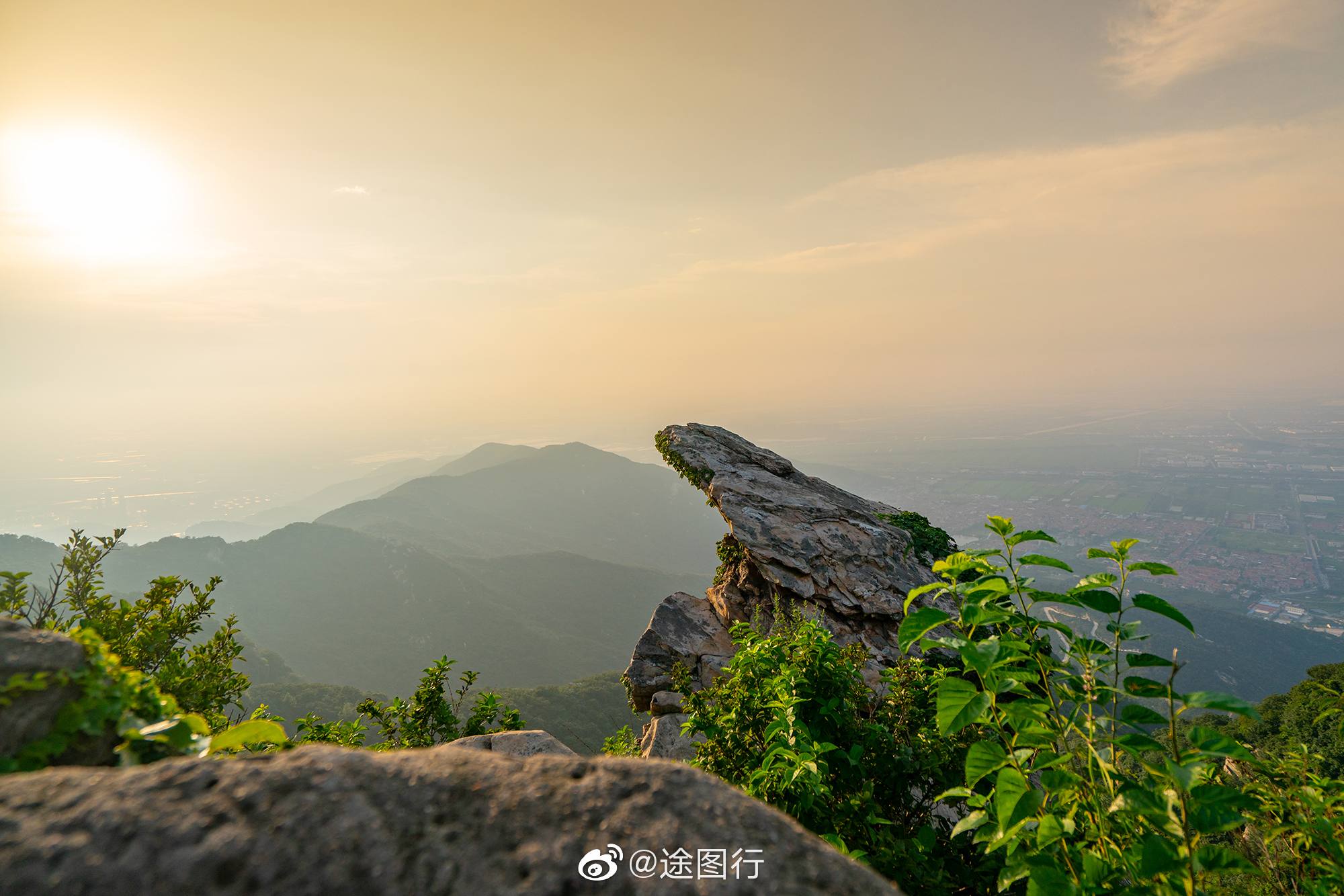 登上花果山最高峰玉女峰,观夕阳美景,阳光透过云层洒落在山峰间