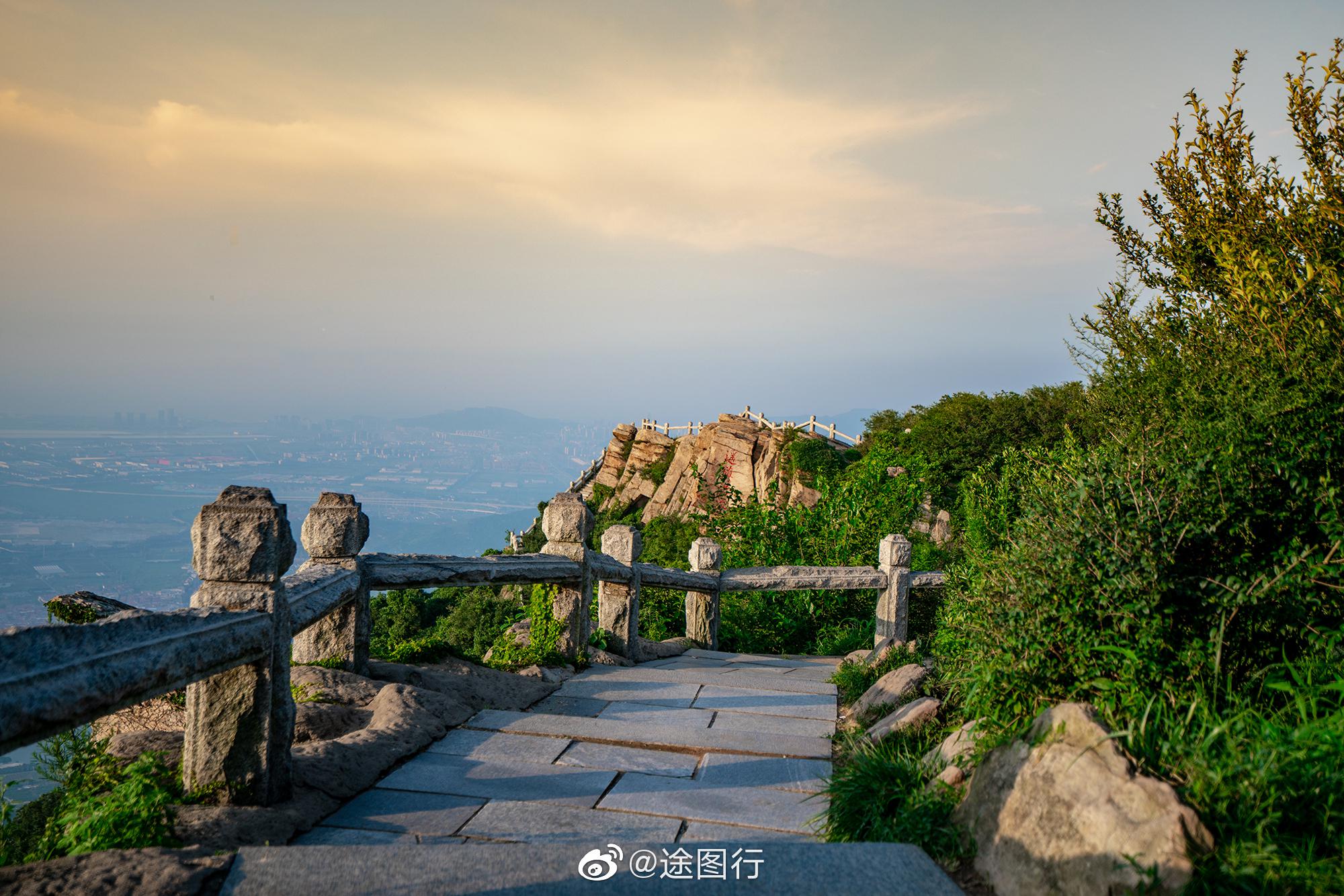 登上花果山最高峰玉女峰,观夕阳美景,阳光透过云层洒落在山峰间