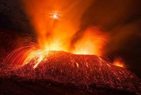 新西兰一岛屿火山喷发火山灰直冲云霄超级火山或正蠢蠢欲动