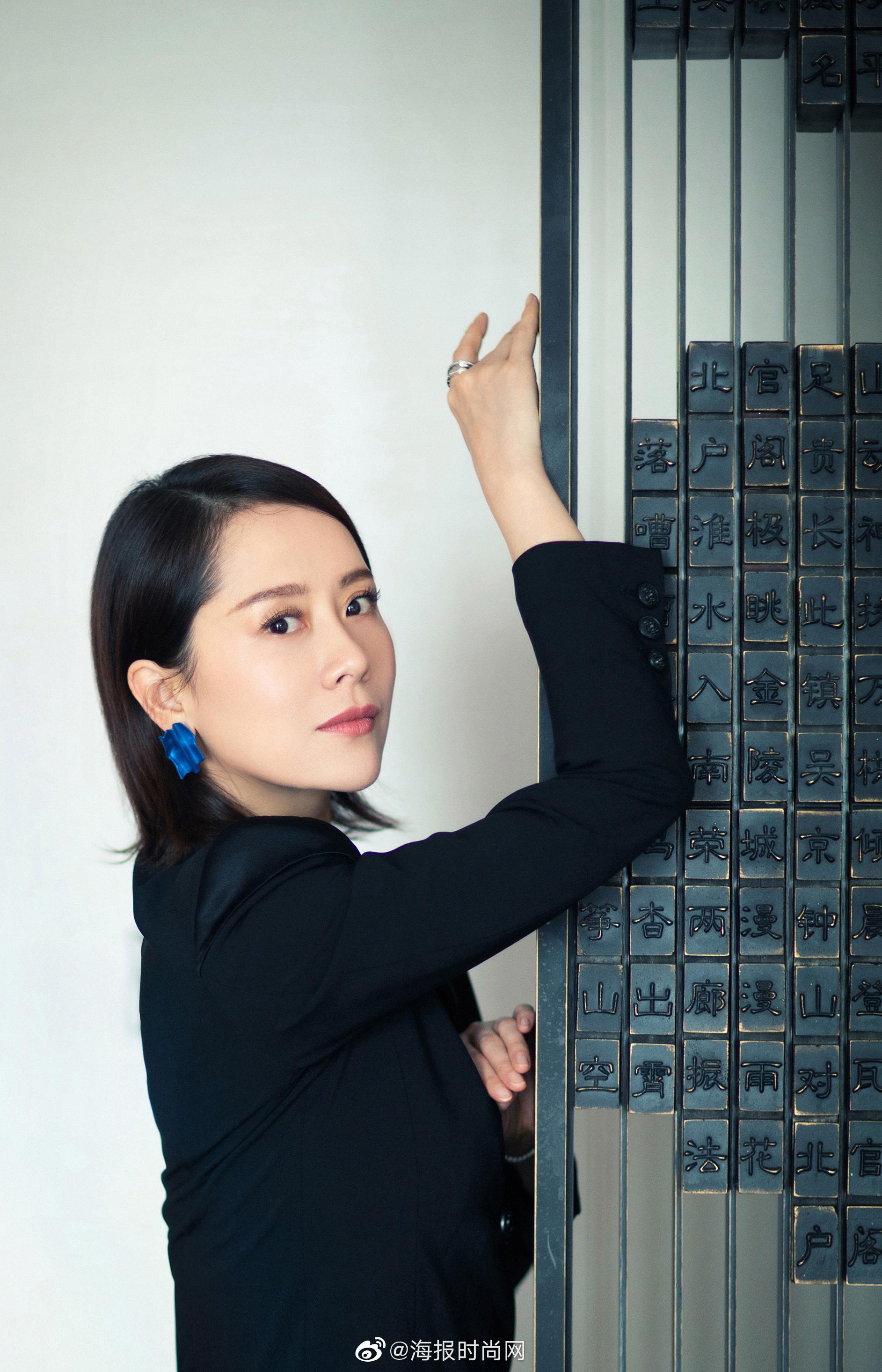 海清 亮相活动,黑色西装裙尽显优雅气质,搭配银色细带高跟鞋