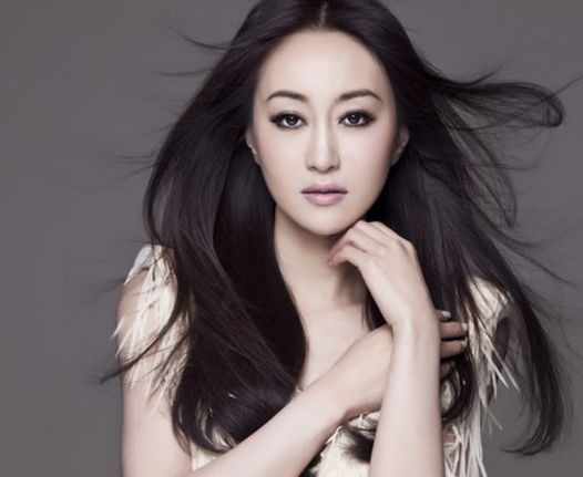 她曾凭一曲红遍全国,因丑闻前途尽毁,如今40几岁依然单身