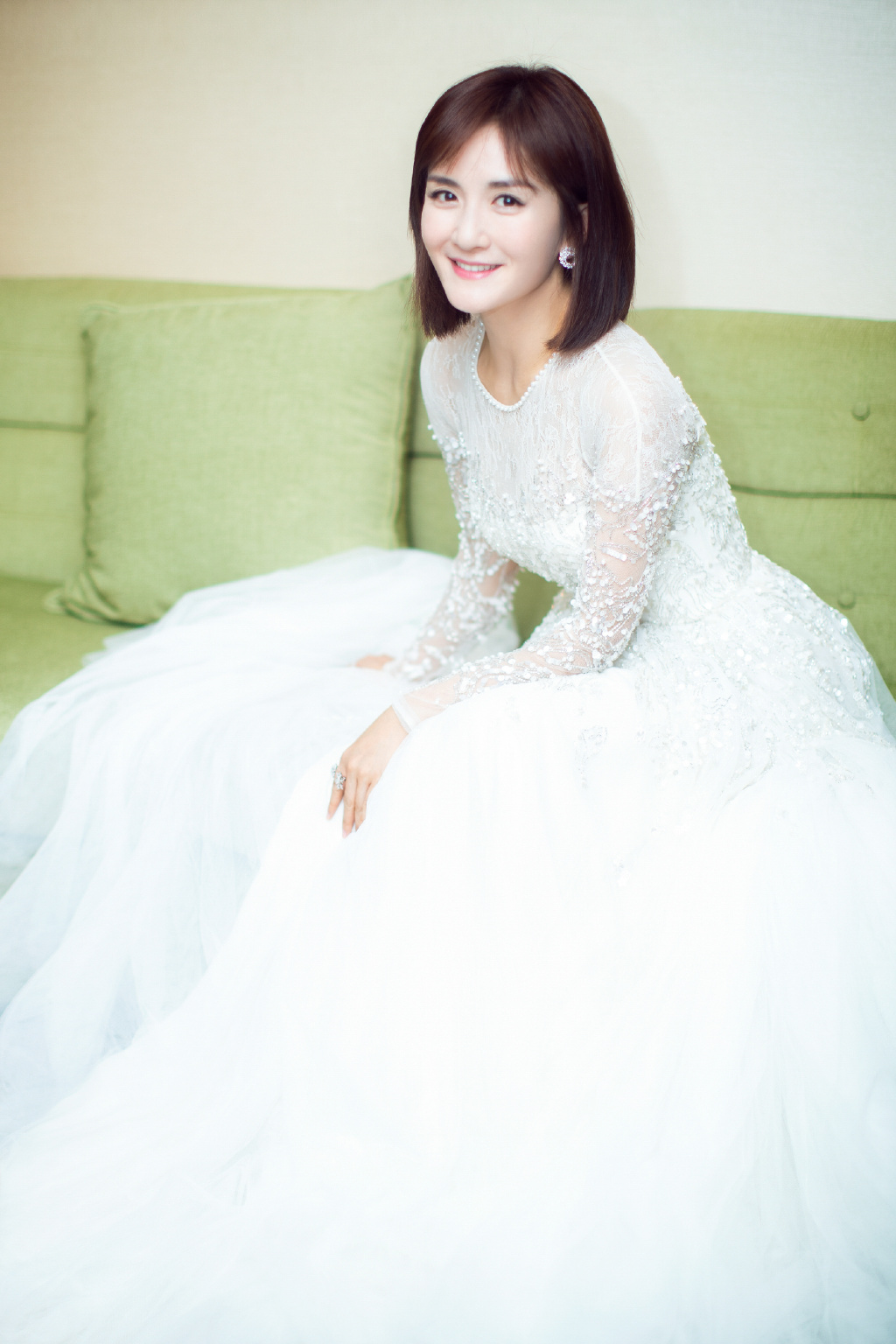 谢娜穿白色长裙秀身材,s曲线身形太完美,完全不像生过孩子