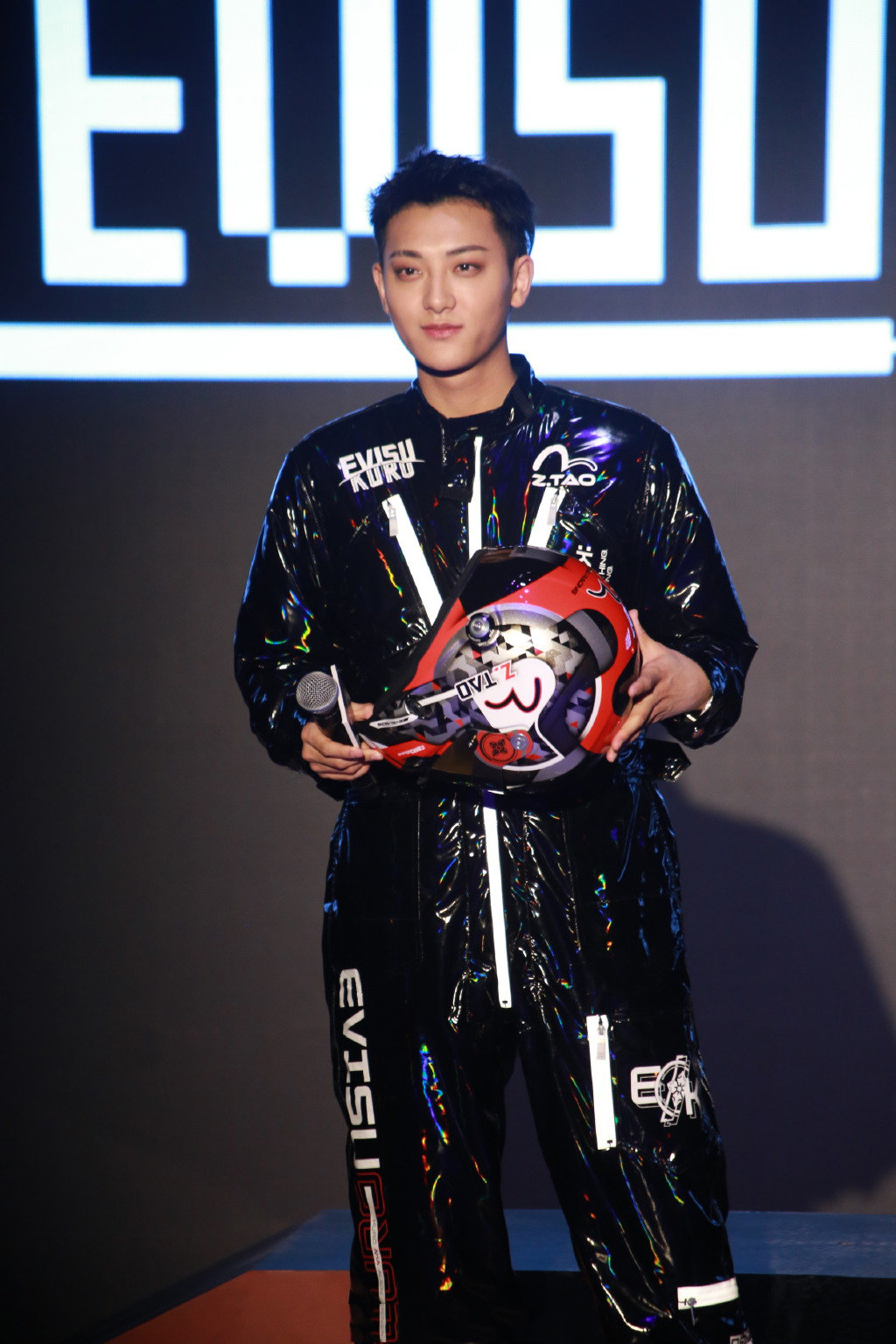 黄子韬一身赛车服帅气亮相,今日份的"赛车男孩"你可还满意?