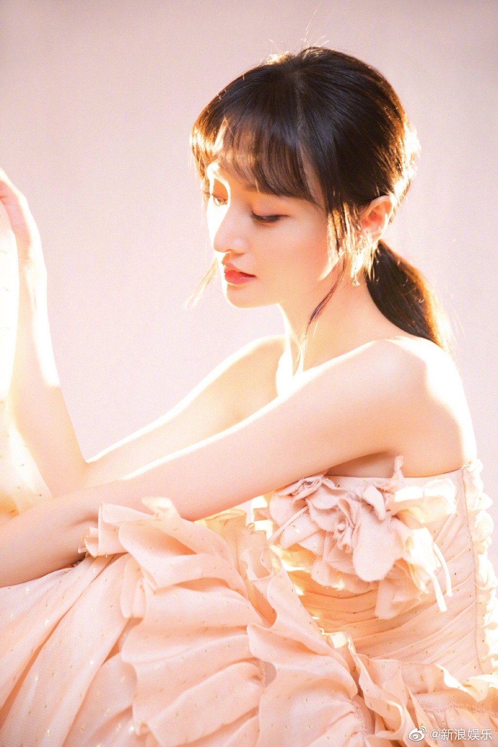 2019国剧盛典红毯郑爽身穿粉色蛋糕裙亮相妆容清新太仙了
