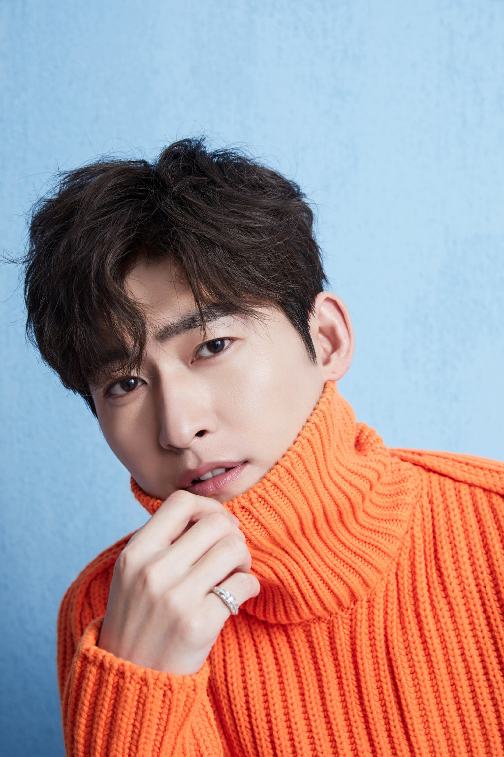 张翰身着橘色毛衣,看的人心里暖暖的.