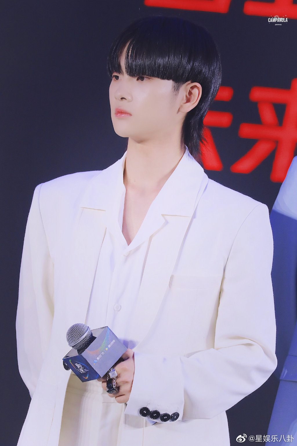 周震南防咬指甲笔谁能想到周震南台上霸气十足