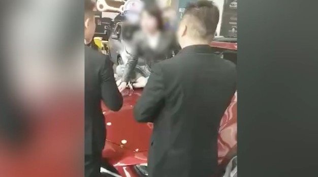 视频-网友调戏奔驰客服 怕漏油 被怼:你不适合