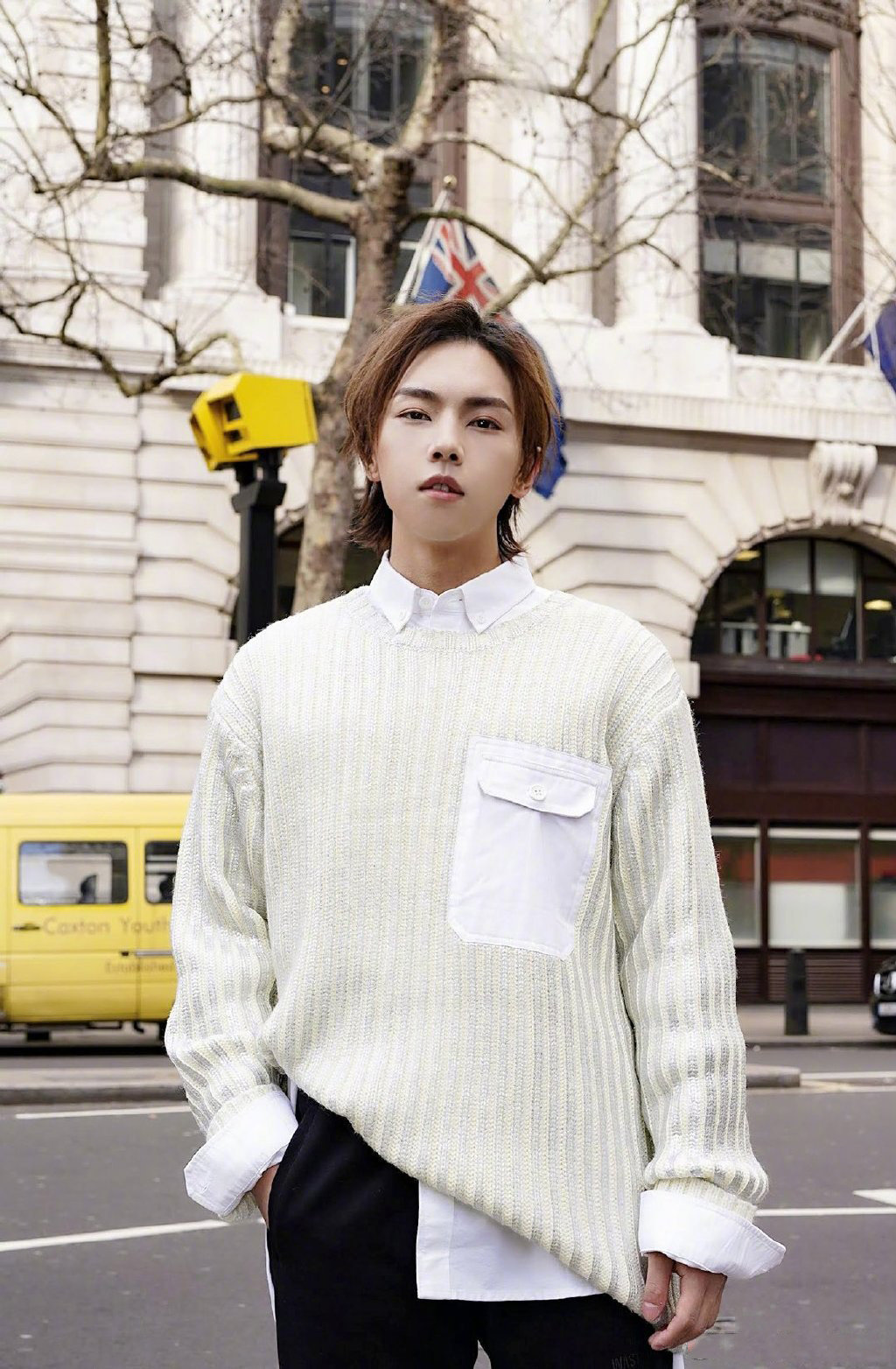 周锐身着白色毛衣明亮温暖,搭配黑色运动裤帅气十足!