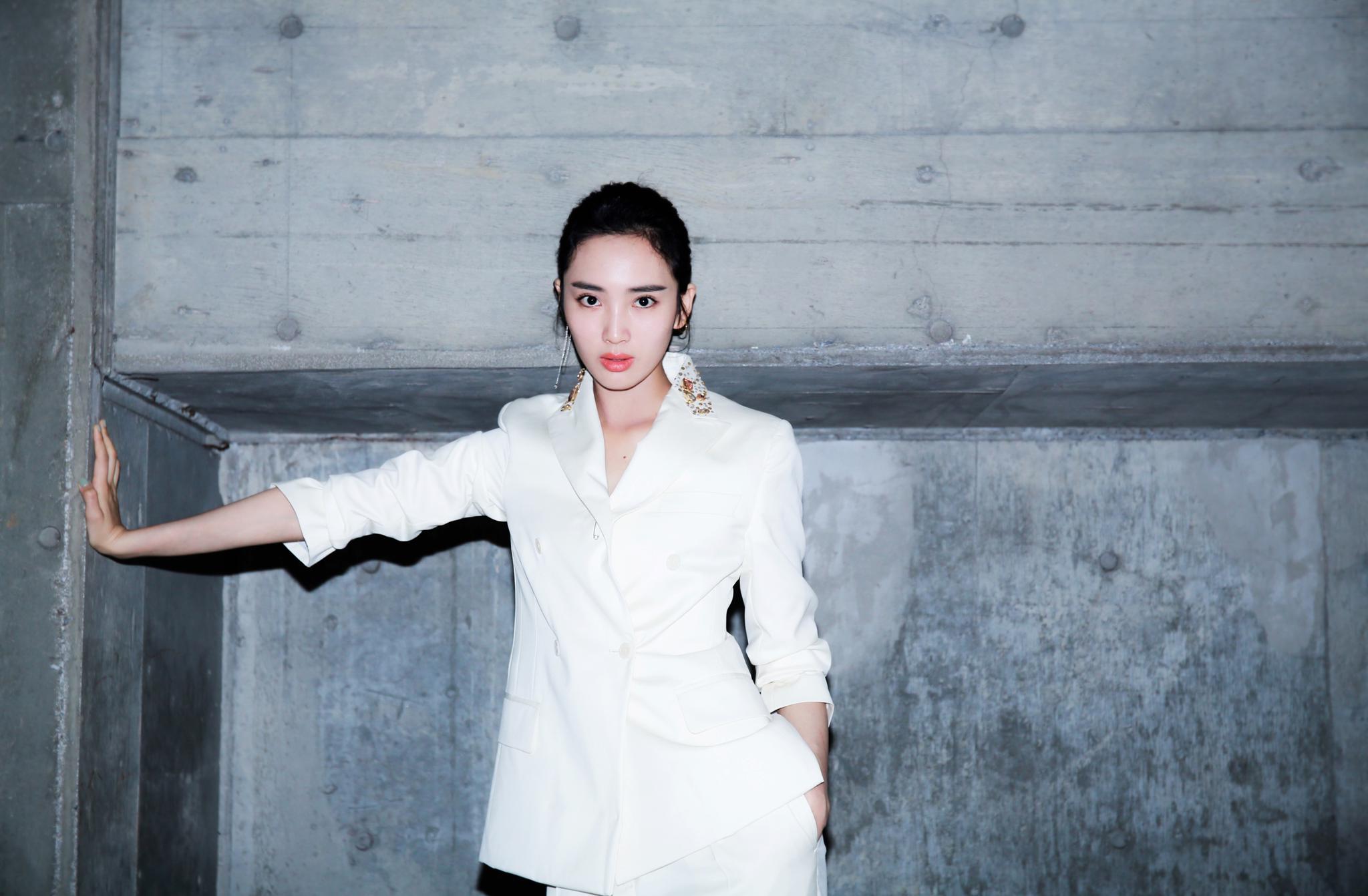 王紫璇cici双造型出席品牌活动白色v型西装领秀出天鹅颈