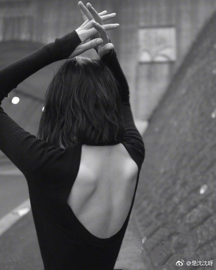 大表姐的后背看起来有一种骨感美,蝴蝶骨和流畅的后背线条一起