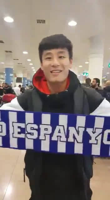 武磊抵达巴塞罗那,并用加泰罗尼亚语喊出