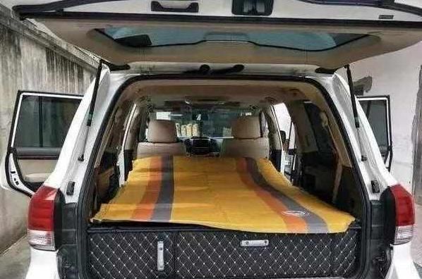 小王改装起来还是非常快的,首先是把后面的座椅进行了拆除,因为这款