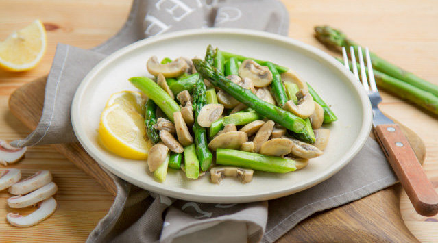 芦笋炒蘑菇