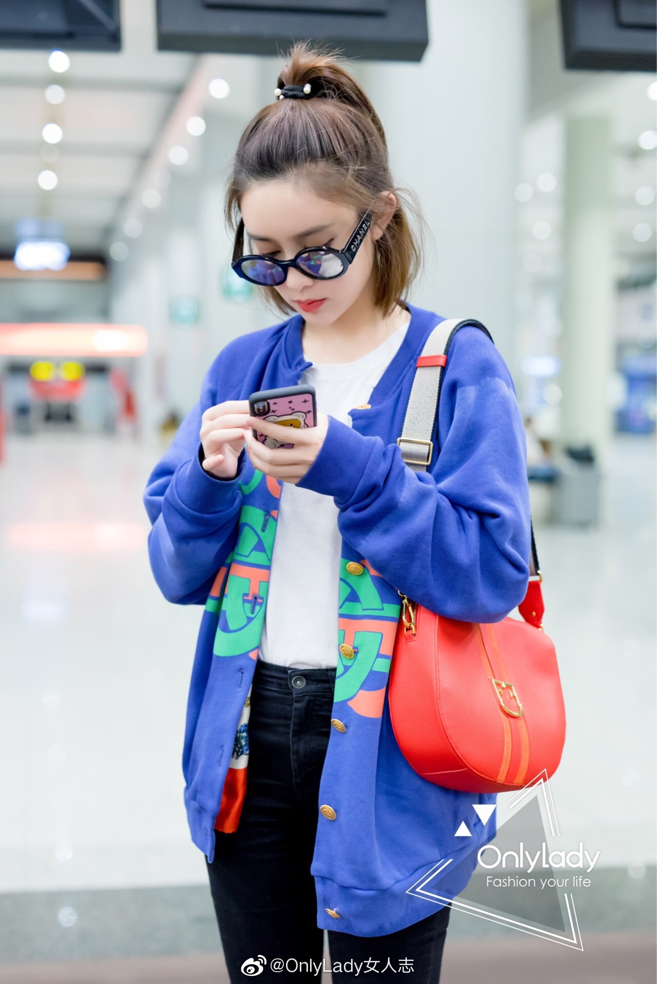 孟子义 现身机场,身穿@gucci 字母针织衫内搭清爽白t