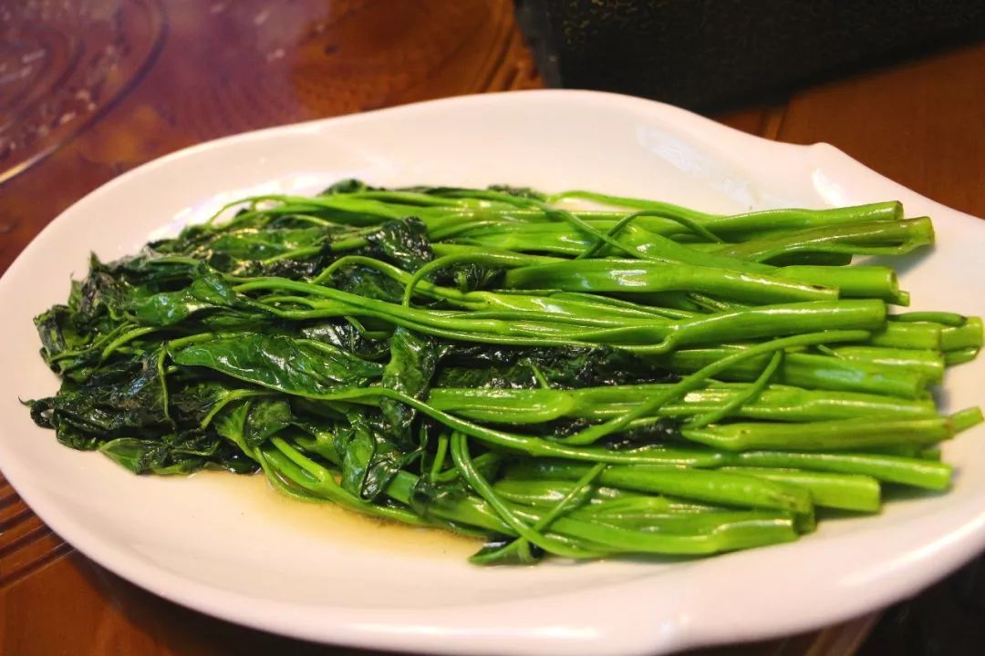 在这里,特色美味鲍鱼花椒焖文昌鸡,鲜美滋补;白灼山东羊,地道野味