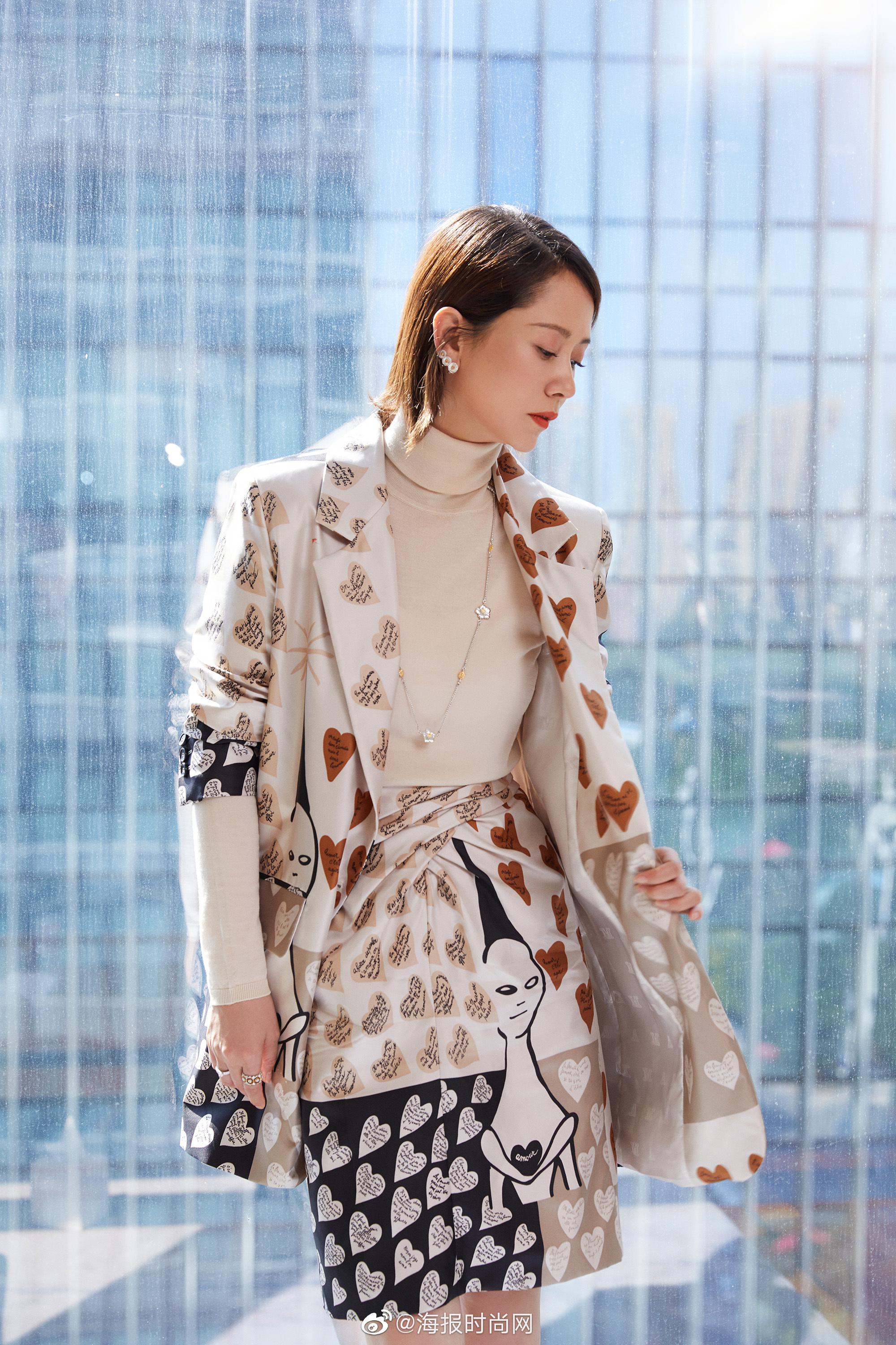 海清 身穿@maxmara品牌官方微博 大衣现身活动