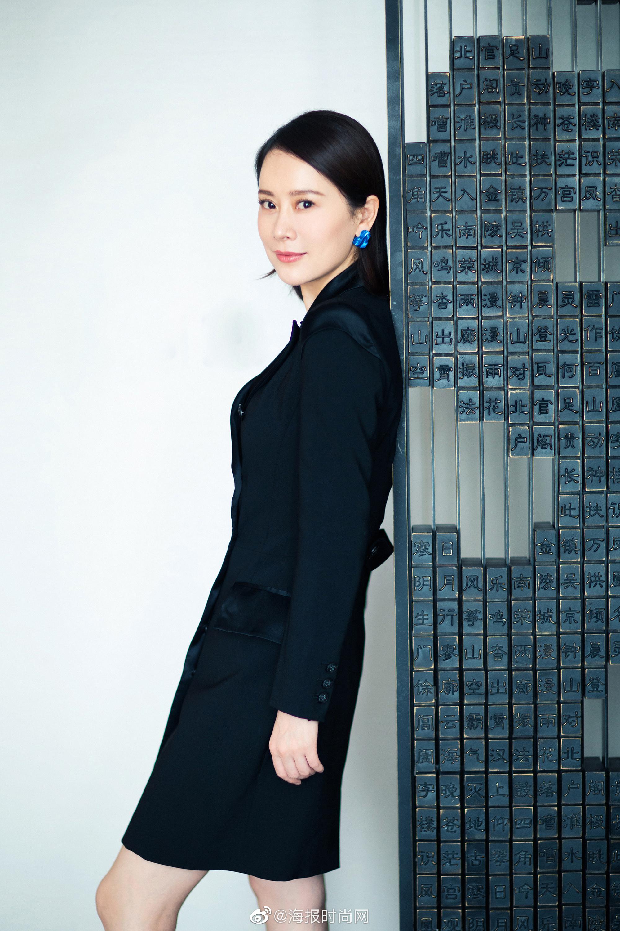 海清 亮相活动,黑色西装裙尽显优雅气质,搭配银色细带高跟鞋