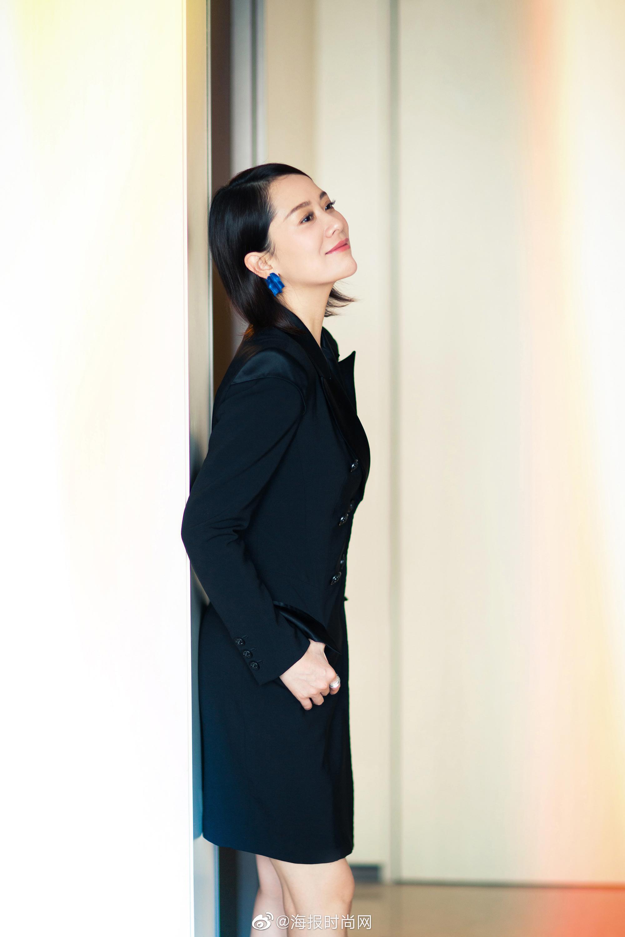 海清 亮相活动,黑色西装裙尽显优雅气质,搭配银色细带高跟鞋