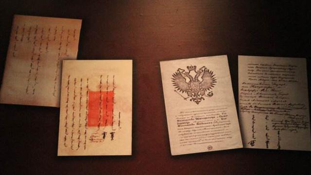 时,沙俄侵略黑龙江以北地区,逼着清朝签订了《瑷珲条约》等不平等条件