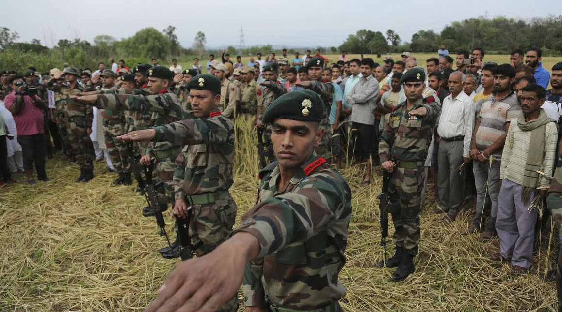 印度边境警察部队在巴吉拉蒂河岸边练习徒手搏斗
