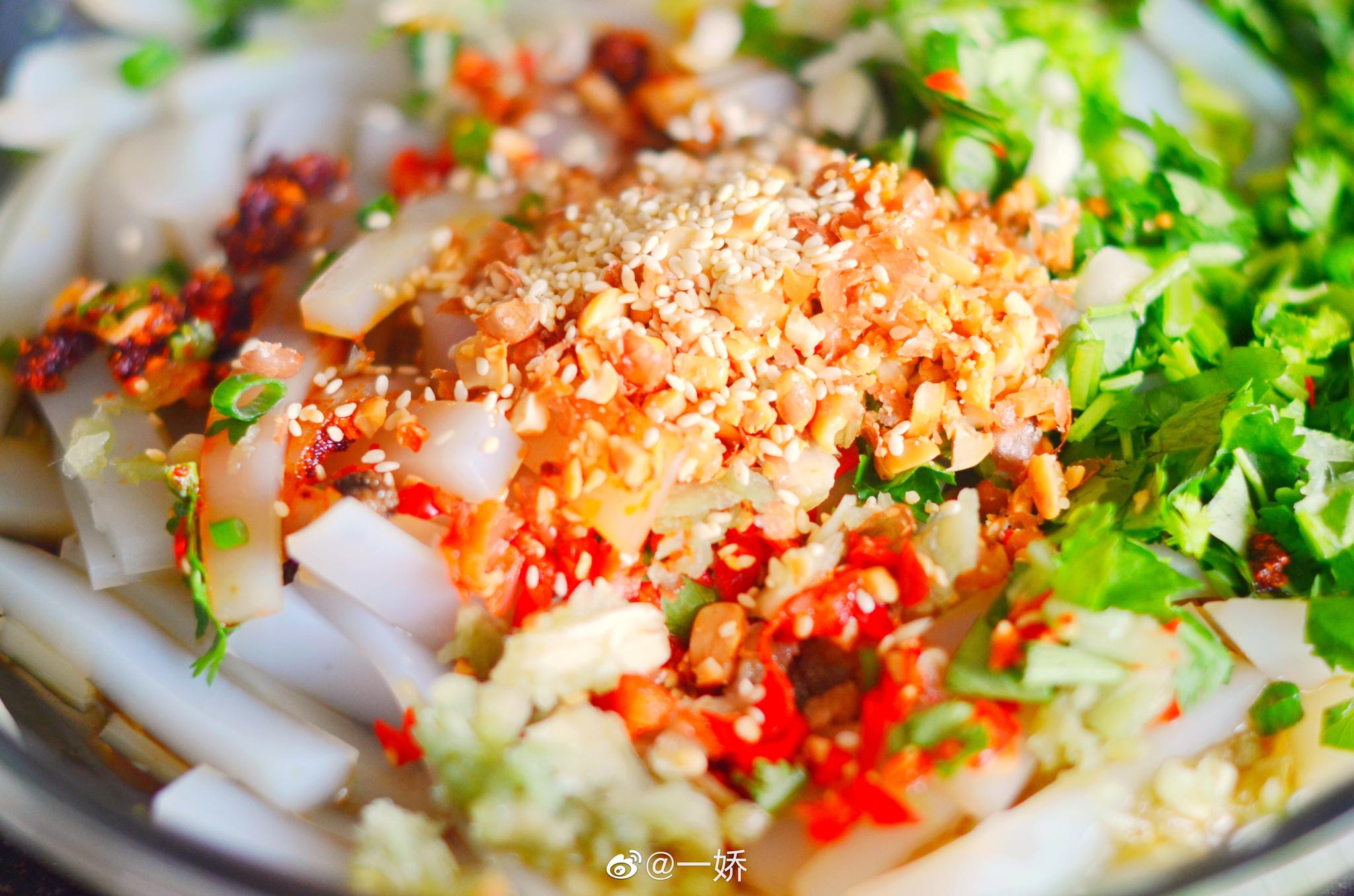 晚饭,邻家女孩送来一大盆拌好的川北凉粉,她习惯用