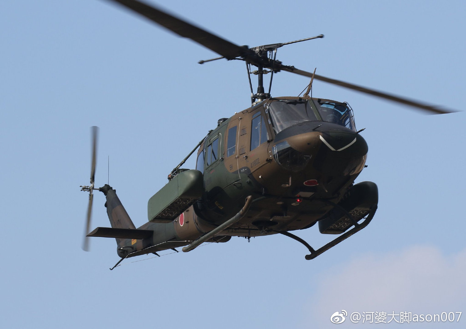 日本陆自uh1j直升机挂载87式地雷撒布器进行模拟抛撒布雷